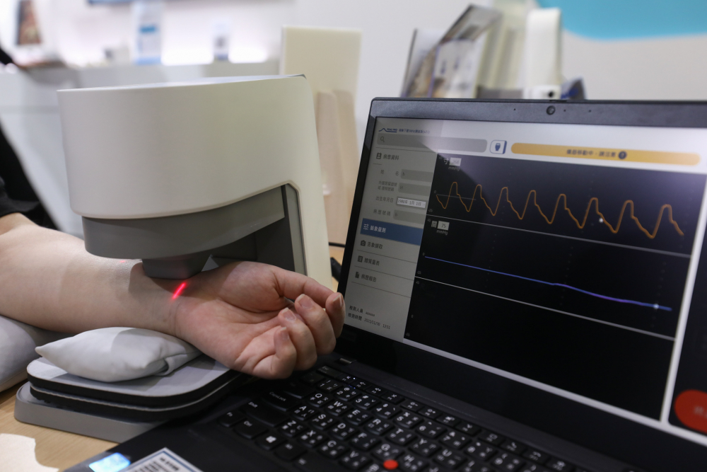 mansion88·明升耘康脈象檢測系統透過電腦精準控制升降系統，還原中醫師三指把脈過程的舉、按、尋手法，將脈象感受轉化成數據，未來可結合大數據分析，實現智慧醫療及準確性